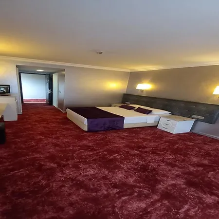 Luna Deluxe Hotel